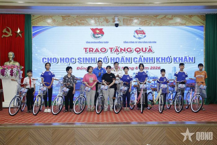  Đoàn thanh niên Tân Cảng Sài Gòn trao xe đạp tặng học sinh trên địa bàn phường Cao Lãnh.  