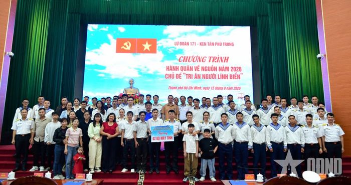  Đại diện Chi bộ Xây dựng lực lượng Khu Công nghiệp Tân Phú Trung tặng quà cán bộ, chiến sĩ Lữ đoàn 171.