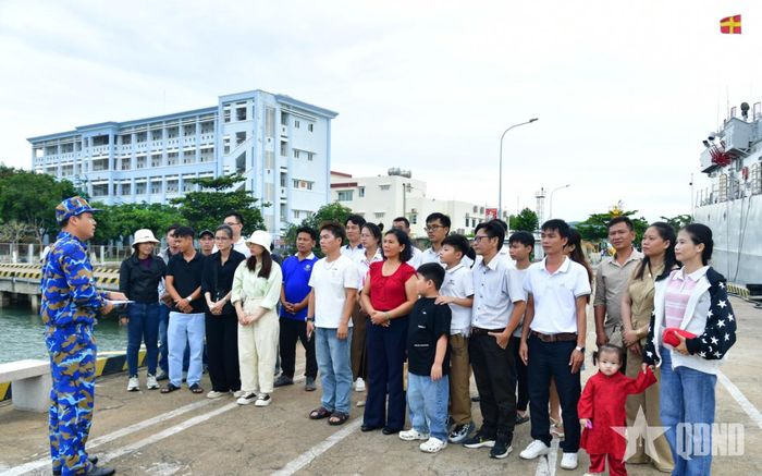 Chỉ huy tàu giới thiệu truyền thống của tàu. 