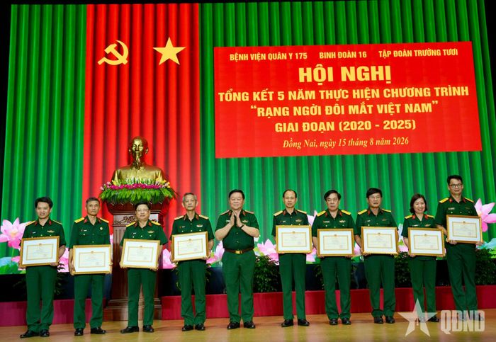 Đại tướng Nguyễn Trọng Nghĩa trao bằng khen tặng các tập thể, cá nhân có thành tích xuất sắc trong thực hiện chương trình.