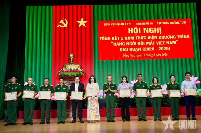 Lãnh đạo Bệnh viện Quân y 175 trao giấy khen tặng các tập thể, cá nhân có thành tích tiêu biểu trong thực hiện chương trình.