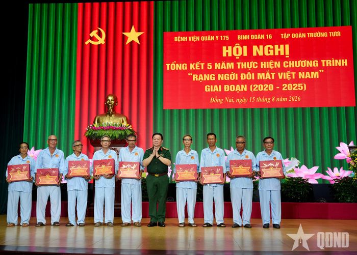  Đại tướng Nguyễn Trọng Nghĩa trao quà tặng các bệnh nhân vừa được phẫu thuật mắt trong Chương trình “Rạng ngời đôi mắt Việt Nam”. 