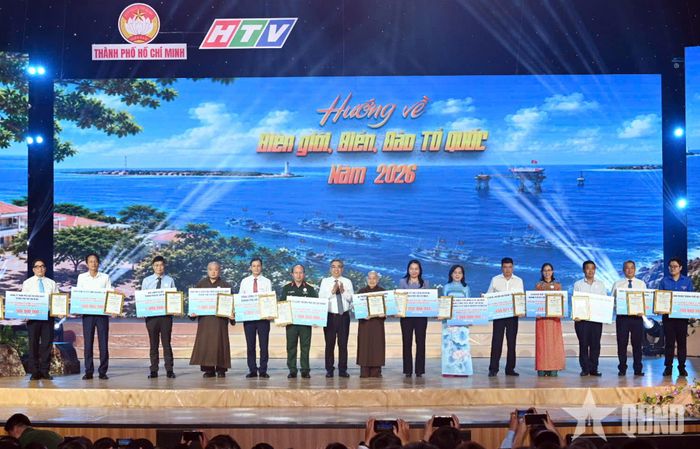 Các tập thể, cá nhân đóng góp cho Quỹ “Vì biển, đảo quê hương - Vì tuyến đầu Tổ quốc” TP Hồ Chí Minh tại chương trình. 