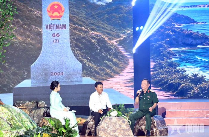 Ban tổ chức giao lưu cùng các nhân vật có nhiều đóng góp cho hoạt động hướng về biên giới, biển đảo Tổ quốc. 