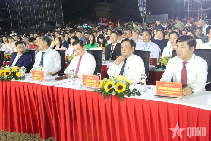  Các đại biểu tham dự khai mạc lễ hội.