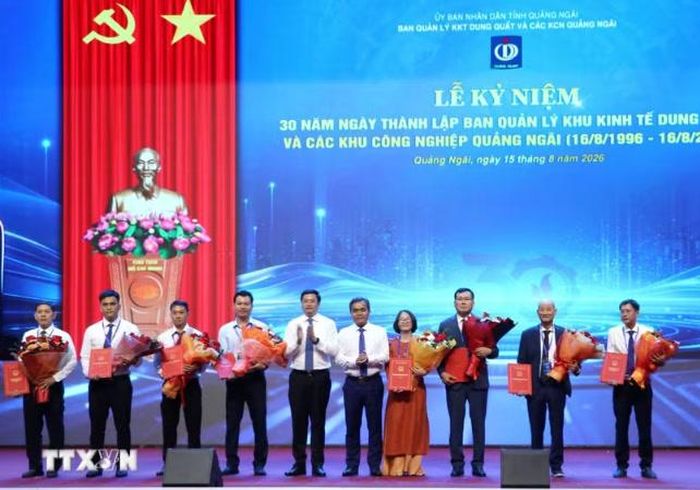 Ban tổ chức trao Giấy chứng nhận đăng ký đầu tư tại Khu kinh tế Dung Quất và các Khu công nghiệp cho đại diện 8 chủ đầu tư.