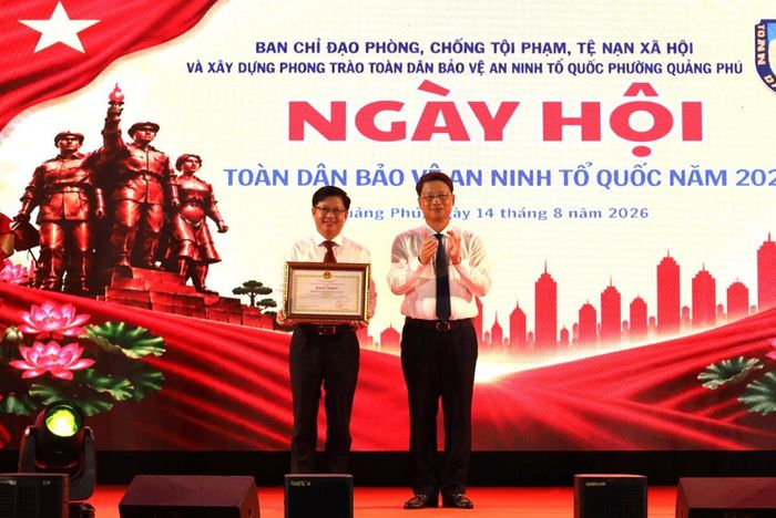 Phó Bí thư Thành ủy Ngô Xuân Thắng trao Bằng khen của Chủ tịch UBND thành phố cho tập thể nhân dân và cán bộ phường Quảng Phú.