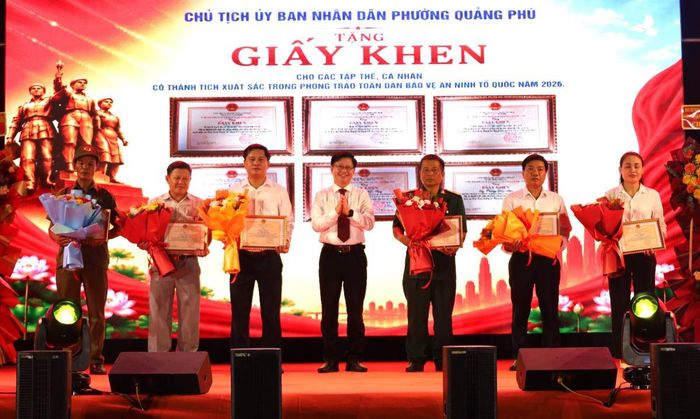 Ông Huỳnh Ngọc Bá - Chủ tịch UBND phường Quảng Phú trao Giấy khen cho 6 tập thể và cá nhân có thành tích xuất sắc.