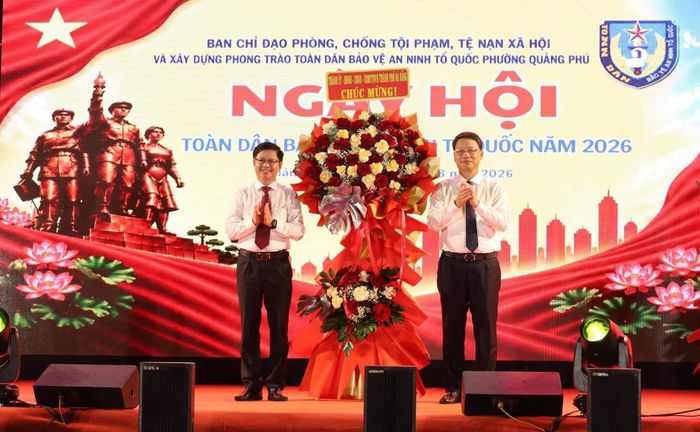 Phó Bí thư Thành ủy Đà Nẵng Ngô Xuân Thắng tặng hoa chúc mừng ngày hội.