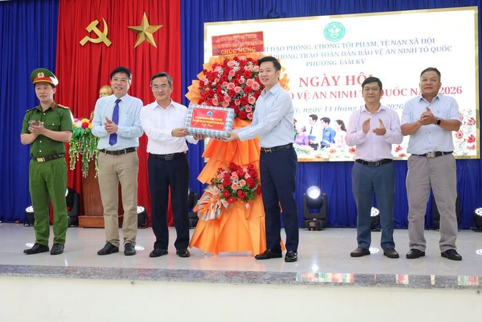 Phó Chủ tịch Ủy ban MTTQ Việt Nam TP Đà Nẵng Nguyễn Phi Hùng tặng hoa và quà chúc mừng Ngày hội Toàn dân bảo vệ an ninh Tổ quốc phường Tam Kỳ.