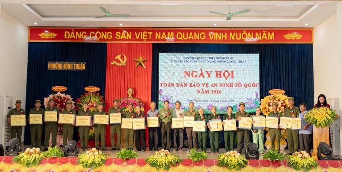Thứ trưởng Lê Quốc Hùng trao quà tặng các cá nhân, gia đình có thành tích trong phong trào và gia đình có hoàn cảnh khó khăn trên địa bàn.