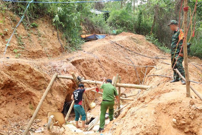 Lực lượng chức năng xã Phước Chánh phát hiện khu vực khai thác vàng trái phép tại bãi vàng thôn 2.