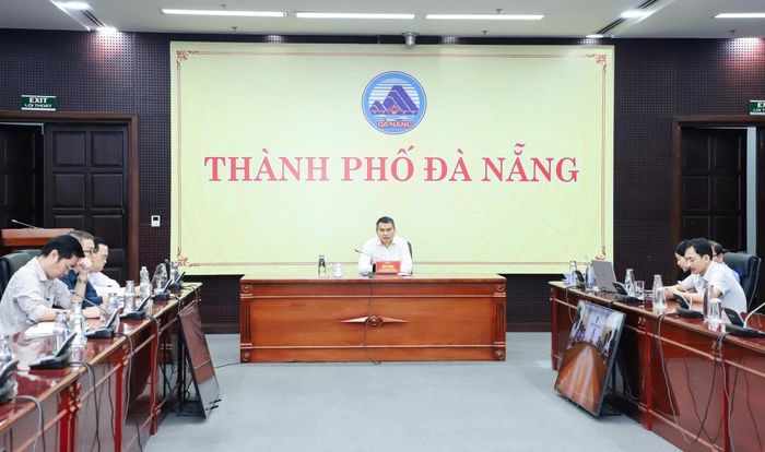 Phó Chủ tịch Thường trực UBND thành phố Hồ Kỳ Minh cùng đại diện các sở, ban, ngành liên quan dự điểm cầu Đà Nẵng.