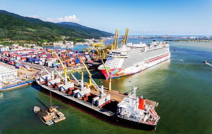 Tàu hàng và du thuyền quốc tế cập cảng Tiên Sa (TP Đà Nẵng).