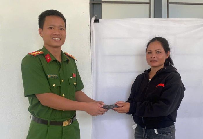 Chị Vy giao nộp chiếc ví cho Công an xã.