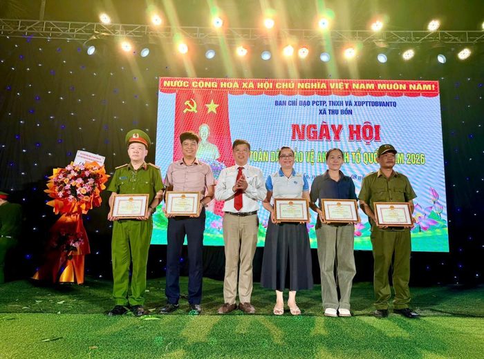 Nhiều cá nhân, tập thể nhận giấy khen của Chủ tịch UBND xã Thu Bồn.