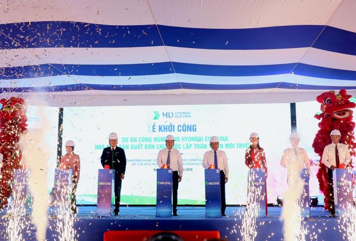 Bấm nút khởi công