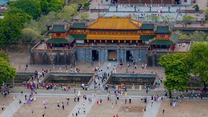 Rất đông du khách đến với Di tích Cố đô Huế trong những ngày lễ.