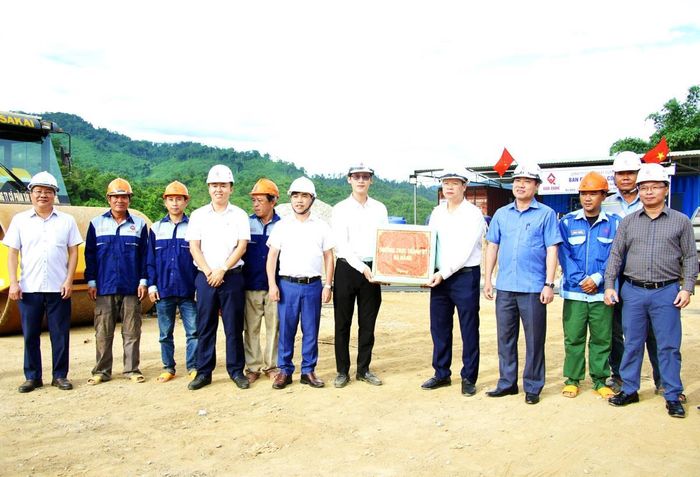 Chủ tịch UBND TP Đà Nẵng thăm hỏi, tặng quà, động viên cán bộ kỹ sư và công nhân thi công dự án.