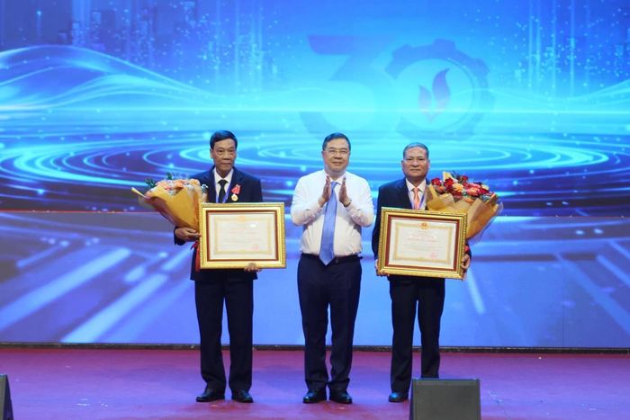 Phó Thủ tướng Thường trực Phạm Gia Túc trao Huân chương Lao động cho các cá nhân