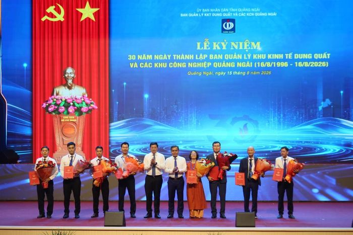 Lãnh đạo tỉnh Quảng Ngãi trao giấy chứng nhận đầu tư cho các doanh nghiệp