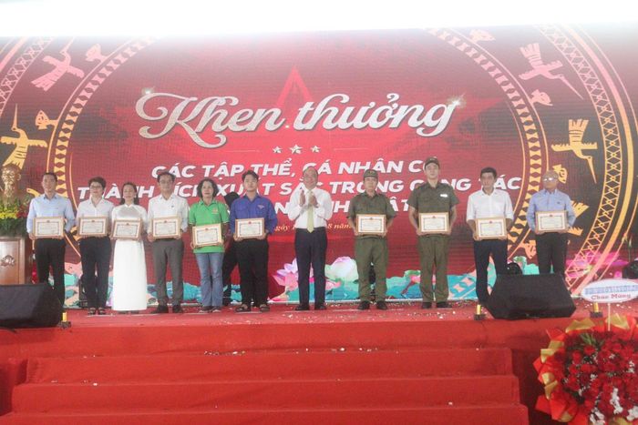 Lãnh đạo UBND phường Liên Chiểu khen thưởng các tập thể, cá nhân.