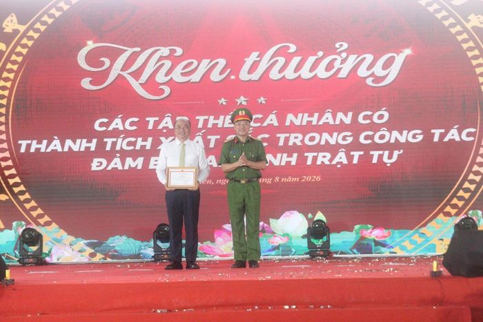 Đại tá Nguyễn Hà Lai, Phó Giám đốc Công an thành phố trao Giấy khen của Giám đốc Công an thành phố cho nhân dân và cán bộ phường Liên Chiểu.