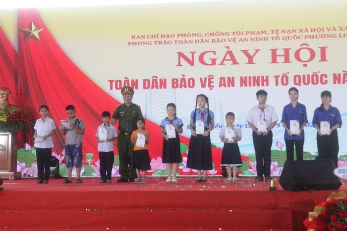 Công an phường Liên Chiểu trao quà cho các em học sinh có hoàn cảnh khó khăn.