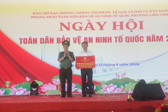 Đại tá Nguyễn Phong Thịnh, Phó Cục trưởng Cục Xây dựng phong trào bảo vệ an ninh Tổ quốc (Bộ Công an) trao quà cho Ban Quản lý Bán đảo Sơn Trà và các bãi biển du lịch Đà Nẵng.