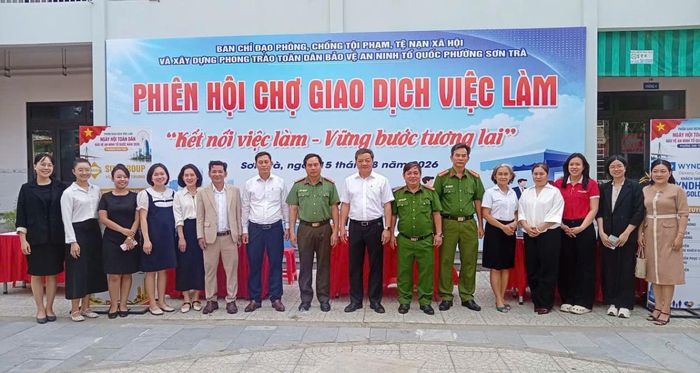 Các đại biểu tham dự chụp ảnh lưu niệm tại phiên hội chợ giao dịch việc làm trong khuôn khổ buổi lễ.