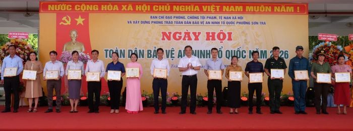 Ông Đinh Vui trao tặng giấy khen cho các tập thể cá nhân có thành tích xuất sắc.