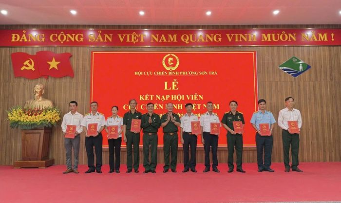 Kết nạp các hội viên mới vào Hội.