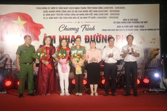 Lãnh đạo phường An Khê tặng hoa chúc mừng các đơn vị tham gia chương trình.