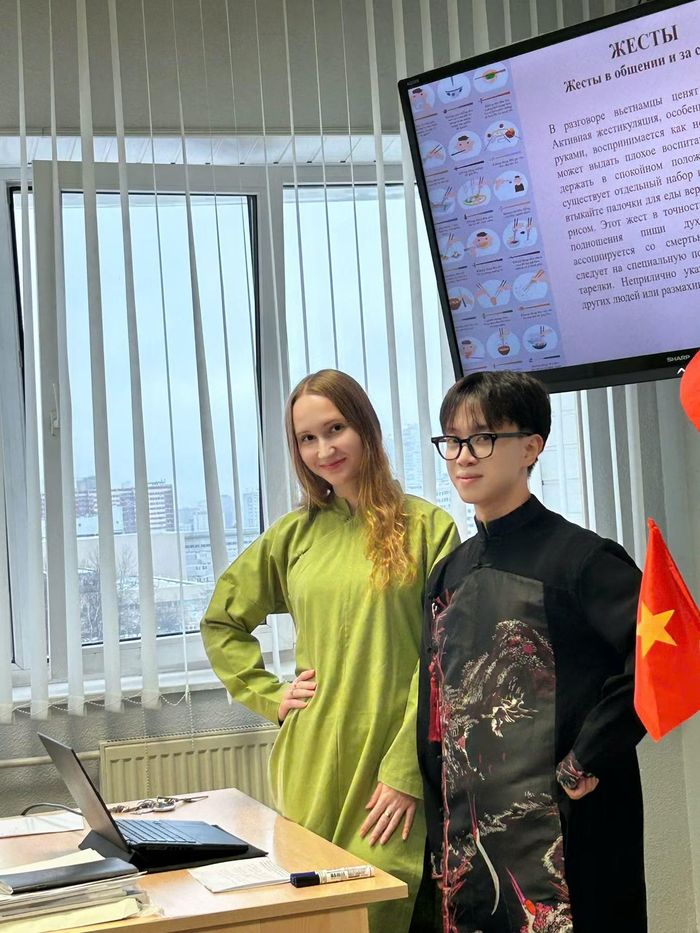 Thành Đức cùng bạn bè quốc tế mặc trang phục truyền thống áo dài trong tiết học thuyết trình về các lễ nghi và văn hoá Việt Nam.