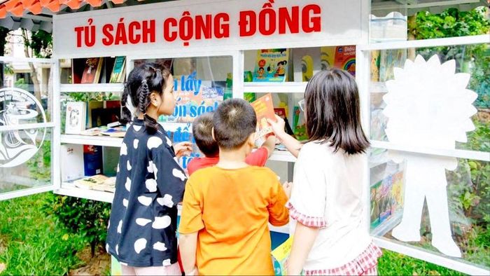 Trẻ em chọn sách tại tủ sách cộng đồng ở Công viên Him Lam, phường Thủ Đức, TPHCM. Ảnh: QUỐC HUY