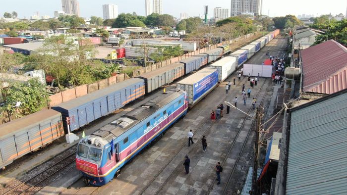 Tàu hàng vận chuyển container tại ga Sóng Thần (ẢNH: Hoàng Hùng)