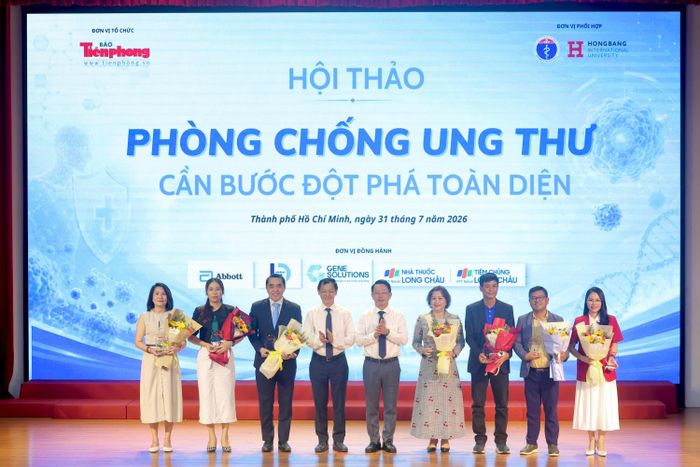  Ông Douglas Kuo, Phó Chủ tịch kiêm Tổng Giám đốc Abbott Việt Nam, Úc và New Zealand (thứ ba từ trái sang), đại diện Abbott nhận hoa từ Thứ trưởng Bộ Y tế và Tổng Biên tập Báo Tiền Phong, ghi nhận sự đồng hành của Abbott và các đối tác tại hội thảo “Phòng chống ung thư: Cần bước đột phá toàn diện” 