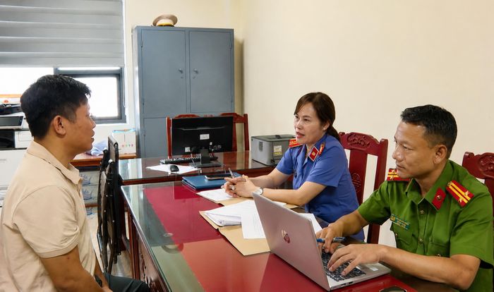 Cơ quan chức năng làm việc với đối tượng liên quan: Ảnh: CÔNG AN THANH HÓA