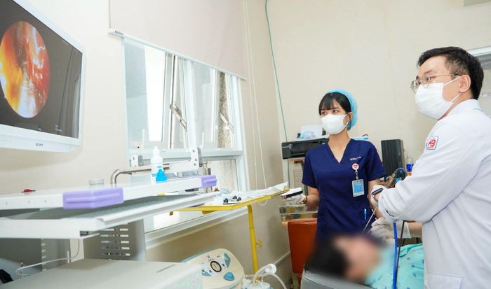 Bác sĩ Bệnh viện An Bình nội soi cho người bệnh (Ảnh: BVCC)
