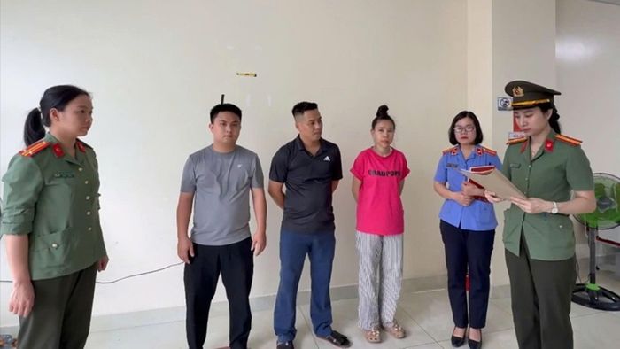Cơ quan An ninh điều tra đọc quyết định khởi tố vụ án, khởi tố bị can đối với Vi Văn Đông, Vũ Thị Hà và Phạm Bá Tài về hành vi “Lừa đảo chiếm đoạt tài sản”. Ảnh: CÔNG AN NGHỆ AN