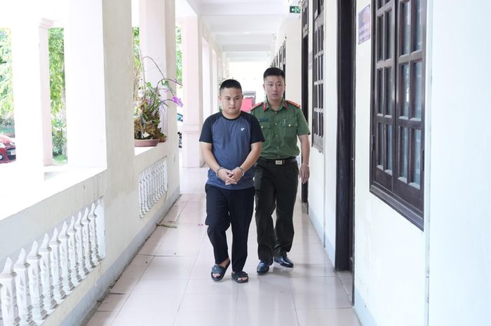 Lực lượng công an dẫn giải đối tượng Vi Văn Đông. Ảnh: CÔNG AN NGHỆ AN