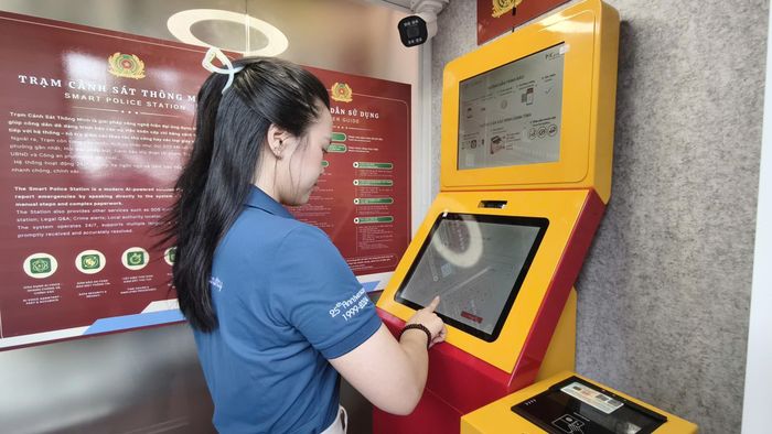 Mô hình thí điểm trạm cảnh sát thông minh tại bên Hồ Gươm. Ảnh: LAM HOÀNG