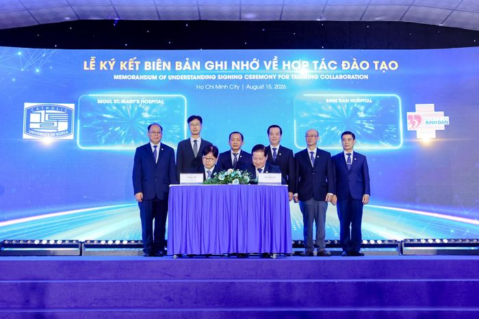 Đại diện Bệnh viện Bình Dân ký kết bản ghi nhớ hợp tác với Bệnh viện St. Mary Seoul (Hàn Quốc) Ảnh: TRẦN NHUNG