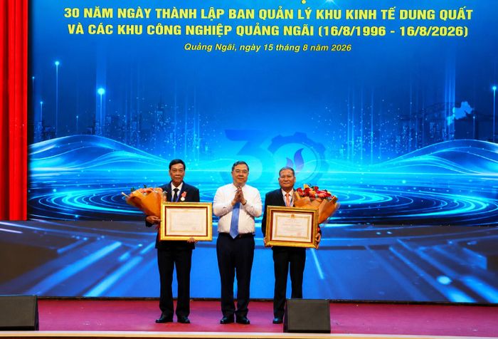  Phó Thủ tướng Thường trực Chính phủ Phạm Gia Túc trao Huân chương Lao động cho 2 cá nhân. Ảnh: NGUYỄN TRANG 