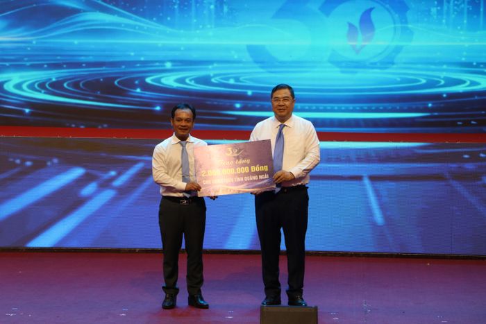  Phó Thủ tướng Thường trực Chính phủ Phạm Gia Túc trao bảng tượng trưng 2 tỷ đồng cho Ủy ban MTTQ Việt Nam tỉnh Quảng Ngãi. Ảnh: NGUYỄN TRANG 