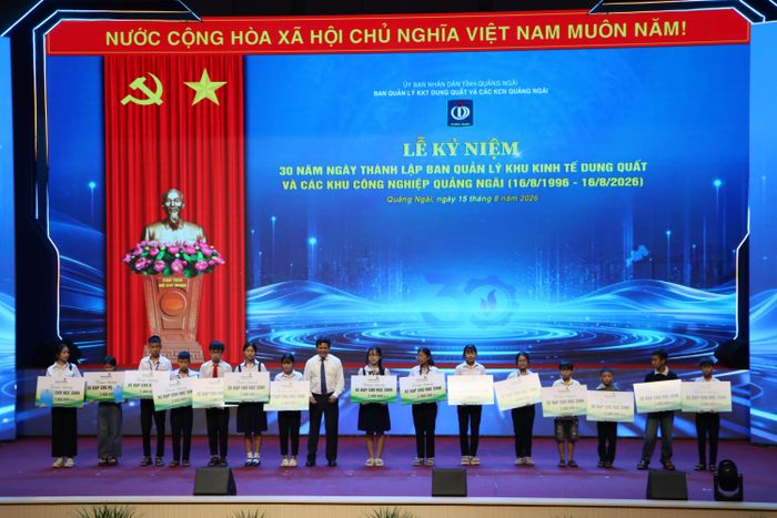  Ban Tổ chức trao học bổng và tặng xe đạp cho 15 học sinh tiêu biểu có hoàn cảnh khó khăn vươn lên trong học tập. Ảnh: NGUYỄN TRANG 