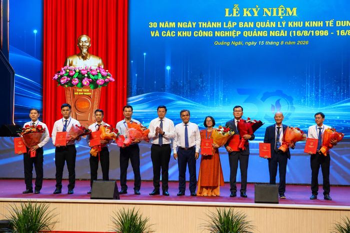  Lãnh đạo tỉnh Quảng Ngãi trao chứng nhận đầu tư cho các doanh nghiệp. Ảnh: NGUYỄN TRANG 
