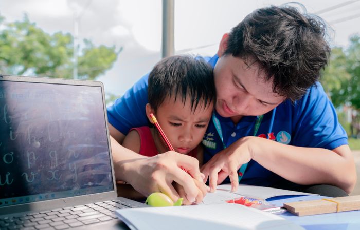  Chiến sĩ Mùa hè xanh Học viện Cán bộ TPHCM dạy học cho trẻ em tại xã Hàm Thạnh, tỉnh Lâm Đồng 