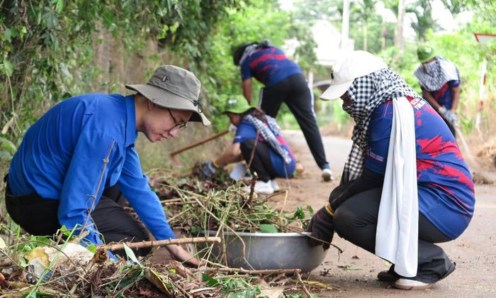  Thanh niên Việt Nam và sinh viên Malaysia cùng dọn vệ sinh các tuyến đường tại xã Kim Long 