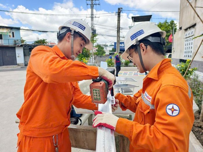  Đoàn viên Chi đoàn cơ sở Công ty Điện lực An Phú Đông lắp đèn năng lượng mặt trời tại sân chơi thiếu nhi khu phố 21, phường Trung Mỹ Tây 